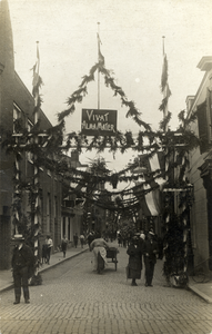 127304 Gezicht in de, ter gelegenheid van 57e lustrum van de Utrechtse universiteit, versierde Willemstraat te Utrecht, ...